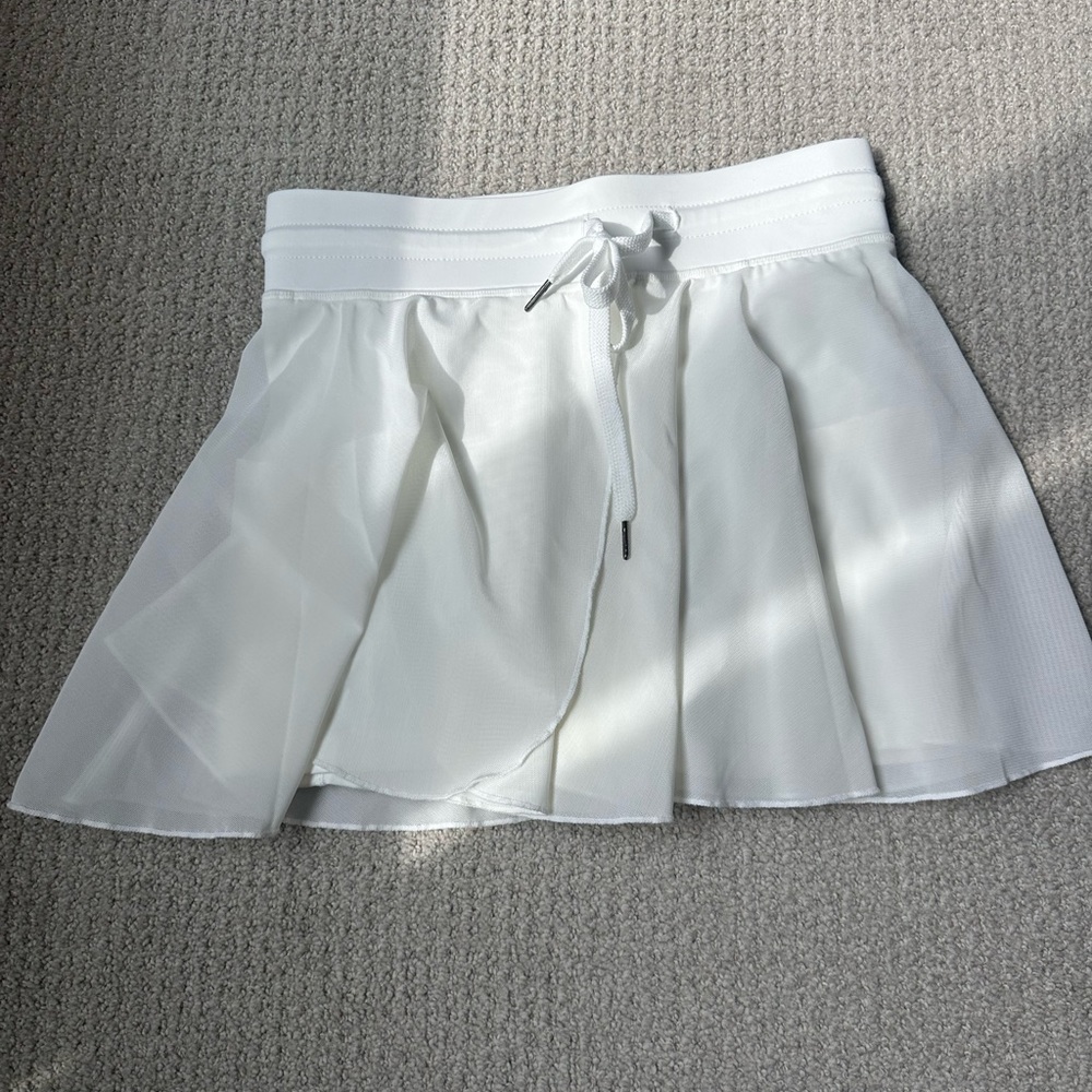 Elegant White Sport Skort with mesh overlay worn once size medium